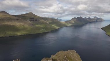 Klakkur 'daki Yürüyüşçülerin Üzerindeki İHA Dağları ve Denizin Ötesinde
