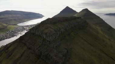 Aşağıdaki Klaksvik Kasabası ile Klakkur 'daki Yürüyüşçüler Üzerine İHA