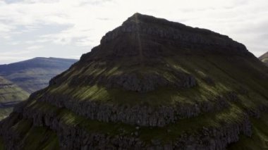 Klakkur Dağı Zirvesinde Yürüyüşçülerle İHA Yükseliyor