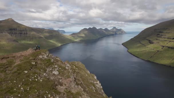 Dron nad turisty na Klakkuru s horami a mořem za — Stock video
