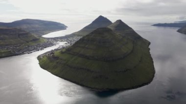 Aşağıdaki Klaksvik Kasabası ile Klakkur Dağı 'na doğru İHA