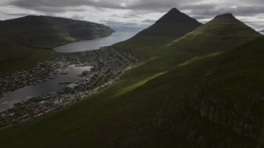 Aşağıdaki Klaksvik Kasabası ile Klakkur 'daki Yürüyüşçüler Üzerine İHA