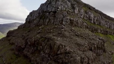 Aşağıdaki Klaksvik Kasabası ile Klakkur 'daki Yürüyüşçüler Üzerine İHA