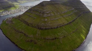 Klakkur Dağı 'nın İHA' sı Klaksvik Kasabası Altında