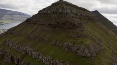 Aşağıdaki Klaksvik Kasabası ile Klakkur 'daki Yürüyüşçüler Üzerine İHA