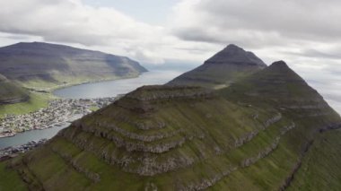 Klakkur Dağı 'nın İHA' sı Klaksvik Kasabası Altında