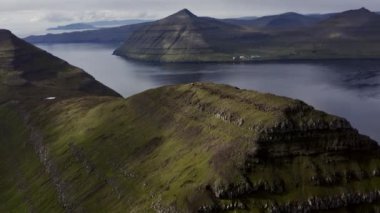 Klakkur Dağı 'na doğru deniz manzaralı İHA