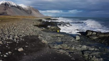 Kara Kum Sahili 'nin Rocky Sahili' ndeki Çarpışan Dalgalarla İnsansız Hava Aracı