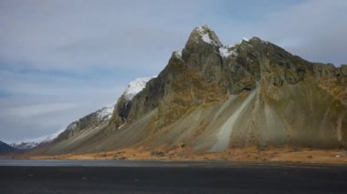 Dağlar ve Kara Kum Sahili