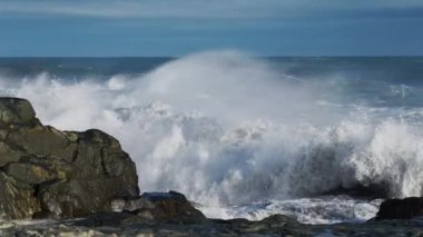 Kayalıklarda Duran Adam Kamera Dalgaları İzliyor