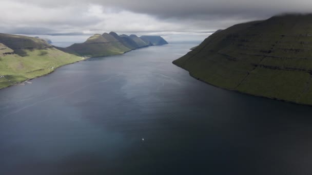 Drone over Klakkur Mountain Coastline en de zee beneden — Stockvideo