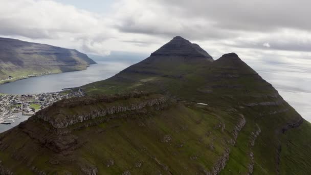 Drone van Klakkur berg met Klaksvik stad beneden — Stockvideo