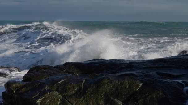 Ocean Waves Crashing To Rocky Shore — ストック動画