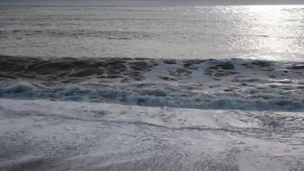 Κύματα που συντρίβονται στην μαύρη παραλία — Αρχείο Βίντεο