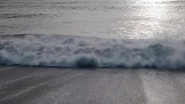 Κύματα που συντρίβονται στην μαύρη παραλία — Αρχείο Βίντεο