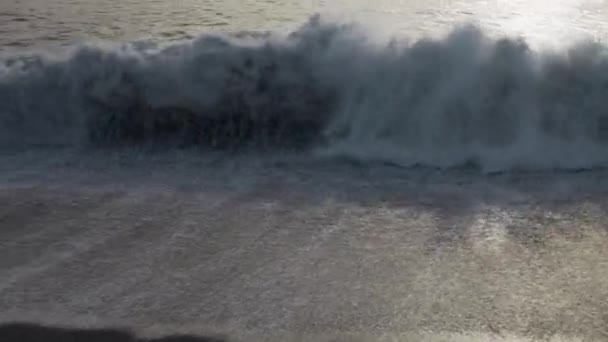 Hullámok zuhannak Black Beach-re — Stock videók