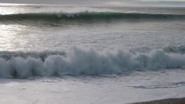 Ondas chocando contra la playa de arena negra — Vídeos de Stock