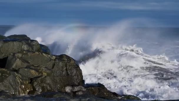 Ocean Waves Crashing To Rocky Shore — Stock Video