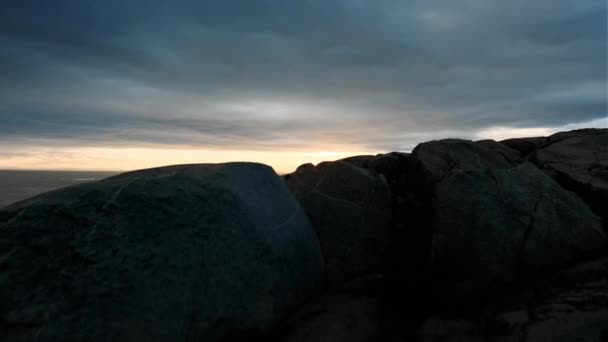 Sonnenuntergang über rauer See und Küste der Halbinsel Stokksnes — Stockvideo