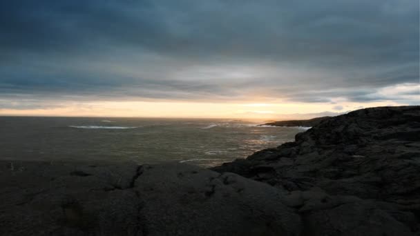 Puesta de sol sobre el mar áspero y la costa de la península de Stokksnes — Vídeo de stock
