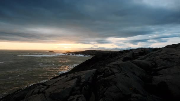 Tramonto sul mare grezzo e sulla costa della penisola di Stokksnes — Video Stock