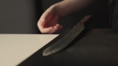 Keskin Bıçaklı Mutfak Tezgahı 'nı Kaldıran Kadın