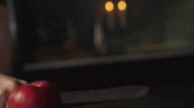 Elmayı Dilimlemek İçin Keskin Bıçağı Toplayan Kadın