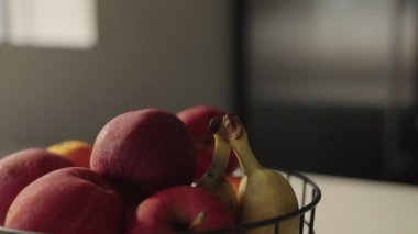 Muzlu ve olgun meyveli kase, Kırmızı Elmalar