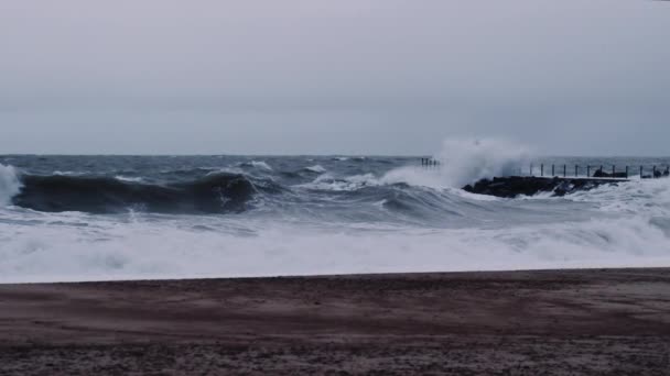 Τυφώνας προκαλεί κύματα να συντριβούν πάνω από βράχους και προβλήτες — Αρχείο Βίντεο