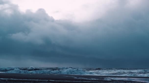 Ominous nuvole tempesta sopra mare grezzo coming in oltre spiaggia — Video Stock