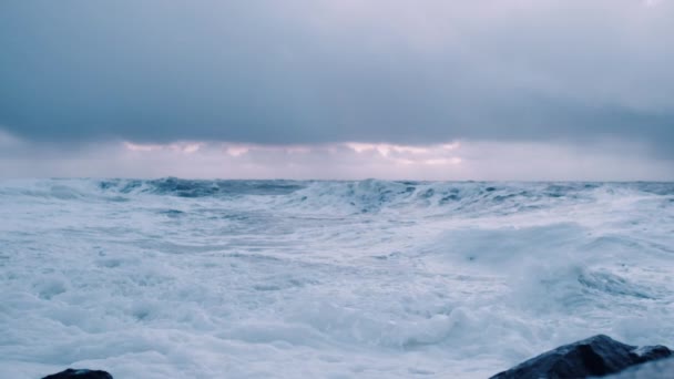 Θαλάσσιο τοπίο με παφλασμό σερφ και κύματα στον τυφώνα — Αρχείο Βίντεο