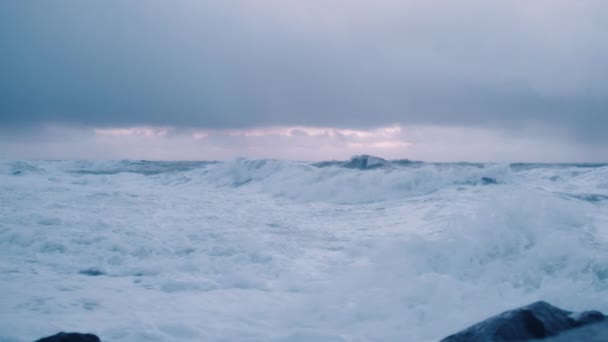 Przylądek morski z falami i falami w czasie huraganu — Wideo stockowe