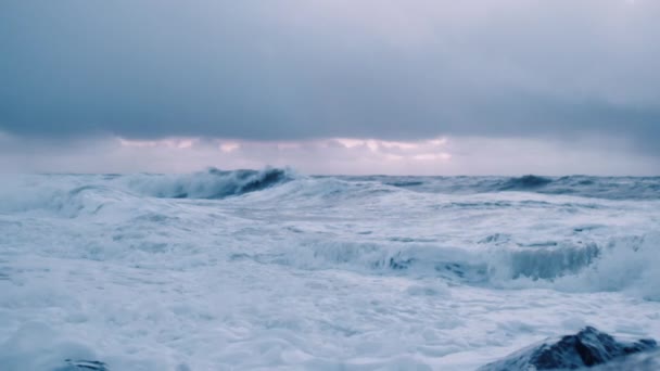 Paisaje marino con salpicaduras de surf y olas en huracán — Vídeos de Stock