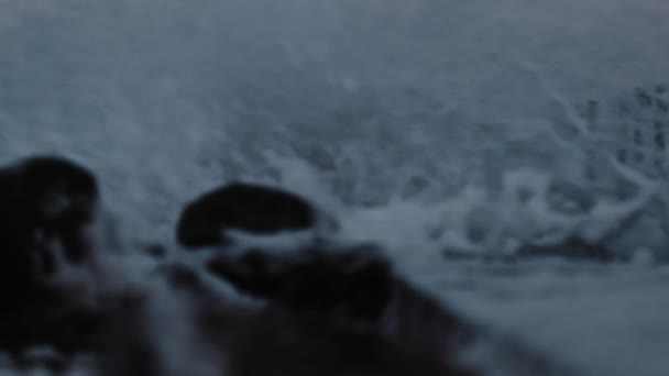 Τυφώνας Καταιγίδα Πιτσιλιές Θάλασσα νερό πάνω από βράχους — Αρχείο Βίντεο