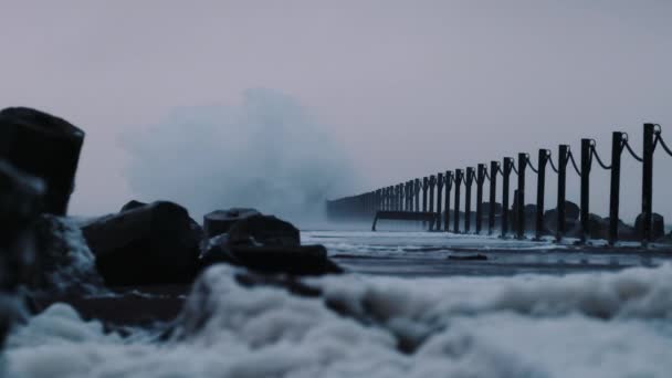 Tempesta di uragano che spruzza acqua di mare sopra le rocce — Video Stock