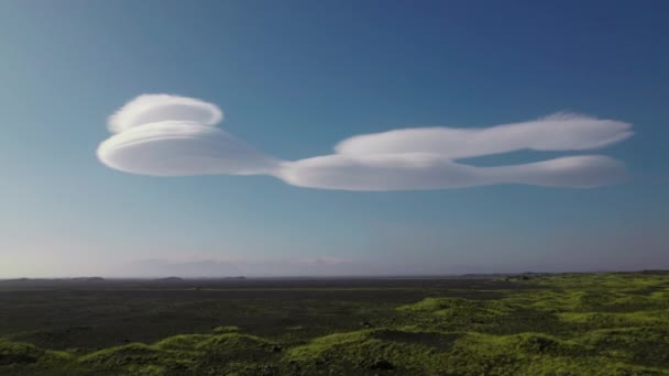 Drone Over Green Landscape Towards Neobvyklý Stratus Clouds In Blue Sky — Stock video