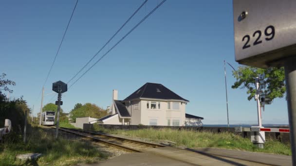 Demiryolu Treni Tren Geçidi 'nden geçiyor. — Stok video