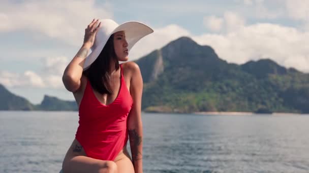 Mulher de fato de banho e chapéu de sol no convés do barco — Vídeo de Stock