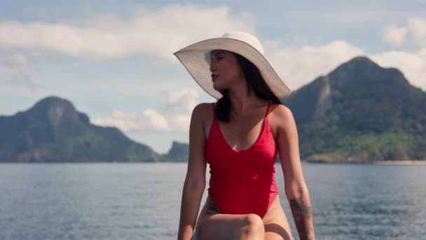 Femme en maillot de bain et chapeau de soleil sur le pont du bateau — Video