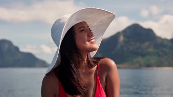 Sunhatの若い女性,ボートで微笑む — ストック動画