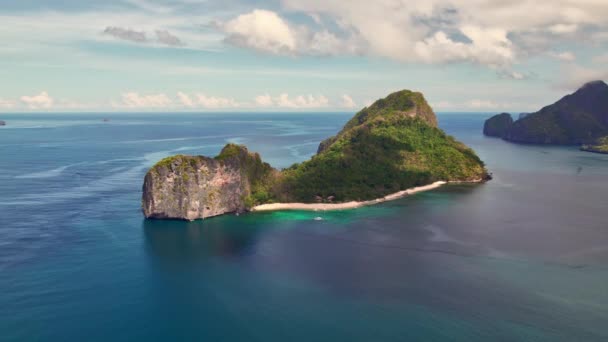 Drone vlucht boven de zee en Helikopter eiland — Stockvideo