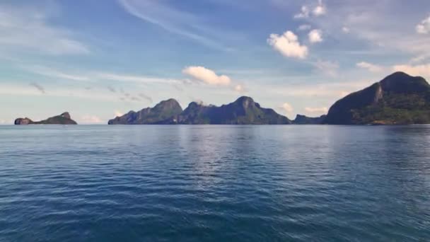 Repülés a tengeren Helikopter-sziget felé — Stock videók