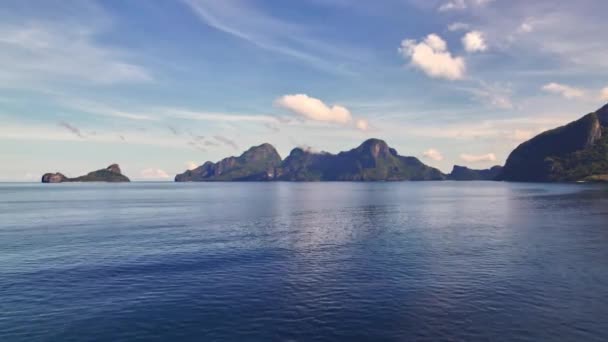Беспилотный полет над морем на вертолете — стоковое видео