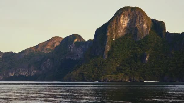 Vista en tierra de acantilados de la isla del helicóptero — Vídeos de Stock