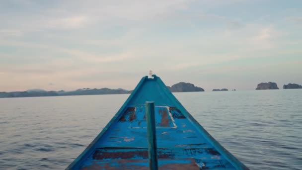 Barco que se move sobre o mar para as ilhas — Vídeo de Stock
