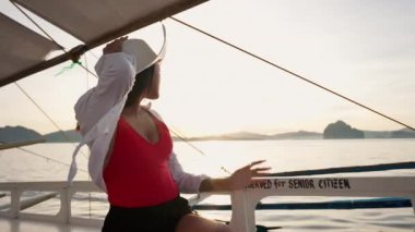 Güneş Şapkalı Teknede Rahatlayan Kadın