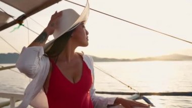 Güneş Şapkalı Teknede Rahatlayan Kadın