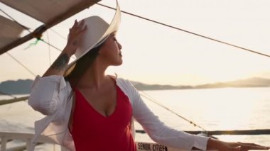 Güneş Şapkalı Teknede Rahatlayan Kadın