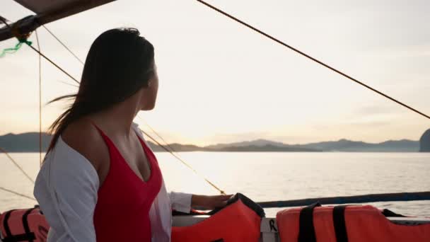 Nő pihentető Outrigger hajó néz félre — Stock videók