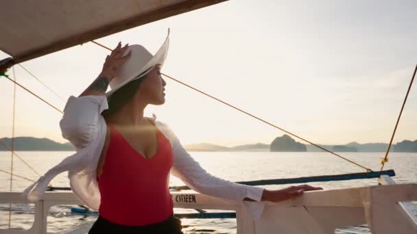 Mujer relajándose en Outrigger barco en sombrero de sol — Vídeos de Stock